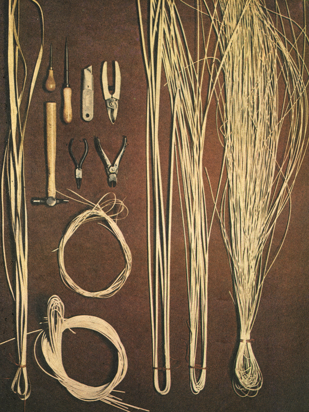 Для изготовления плетеных изделий вам понадобятся - слева и вверху: прутья различной толщины (диаметр прутков может быть от 1 до 10 мм), тонкие прутки предназначены для плетения, а самые толстые - для изготовления ручек корзин; внизу: кусачки, круглогубцы; молоток; секатор (садовые ножницы); нож- резак; большое и маленькое шило; справа: лента для плетения стенок корзин (см. §3. Круглый поднос)