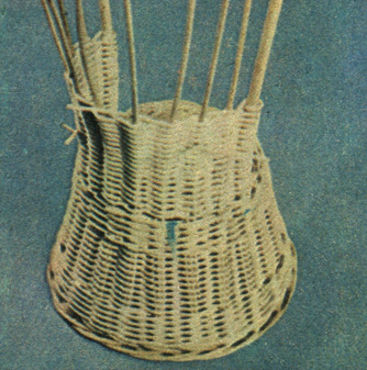 Рис. 5.4. Высота плетения спинки кресла примерно 75 мм. В процессе плетения придайте спинке изогнутую форму